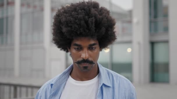 Heureux Homme Afro Américain Moderne Avec Afro Coiffure Moustache Sourire — Video