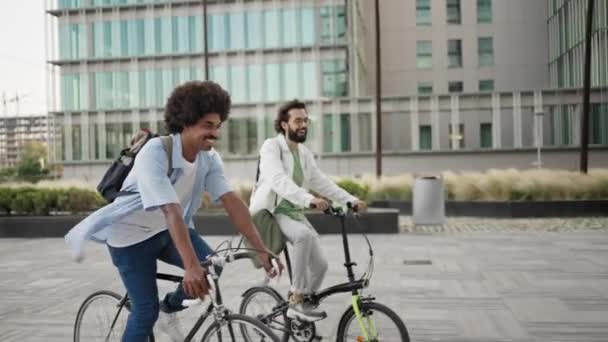Mutlu Arkadaşları Şehirde Bisikletle Çalışacaklar — Stok video