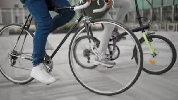 Çok Irklı Arkadaşlar Şehirde Bisikletle Çalışacaklar Sağlıklı Şehir Hayatı — Stok video