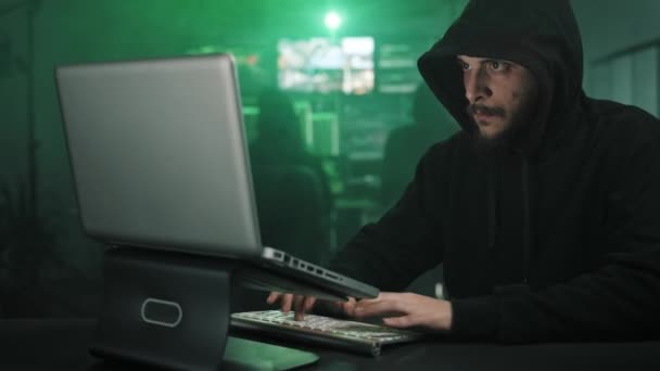 Hacker Con Capucha Que Trabaja Sótano Oculto Oscuro Atacando Servidores — Vídeo de stock