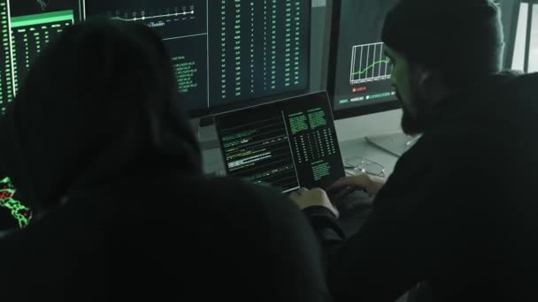 Bilgisayarda Yazı Yazan Siber Güvenlik Hacker Takımı Bilgisayar Sunucu Sistemini — Stok video