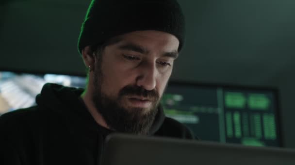 Cyber Security Hacker Друкує Ноутбуці Злом Комп Ютерної Системи — стокове відео