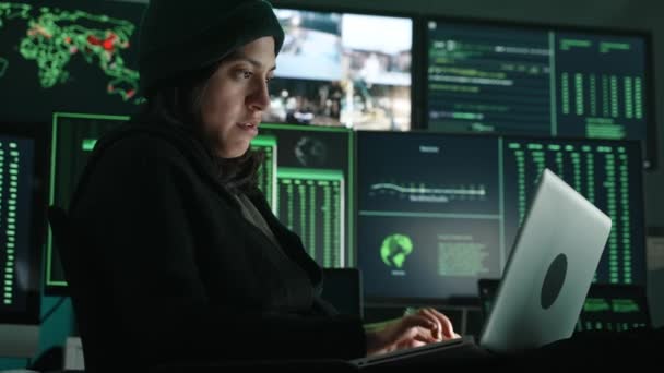 Donna Hacker Lavora Sulla Sicurezza Azienda Dati Computer Server — Video Stock