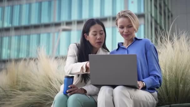 Дві Ділові Жінки Співробітниці Обговорюють Проект Ноутбуці Сидячи Разом Лавці — стокове відео