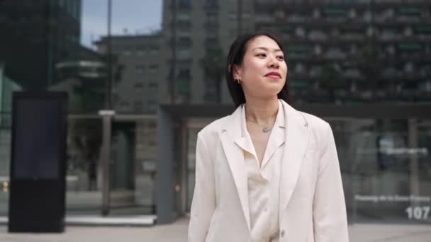Молодая Счастливая Азиатская Профессиональная Деловая Женщина Выходящая Офисного Здания После — стоковое видео