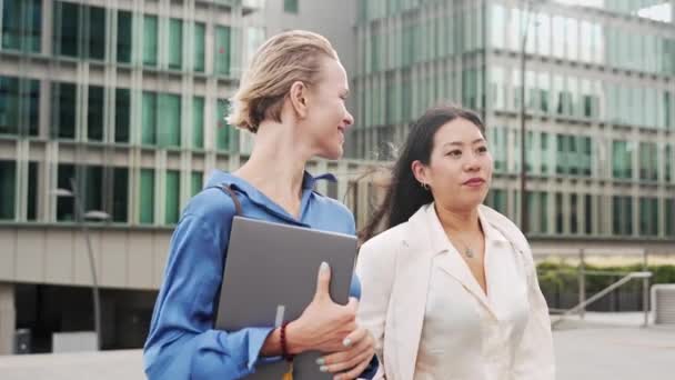 Profesyonel Kadını Arkadaşlar Şehirde Yürüyor Konuşuyorlar — Stok video