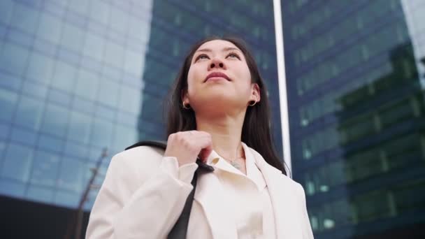 Ung Självsäker Asiatisk Affärskvinna Ledare Elegant Professionell Framgångsrik Entreprenör Bär — Stockvideo