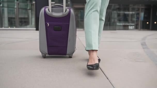 Young Asian Female Entrepreneur Walking Office Carrying Suitcase Traveling Business — Stockvideo