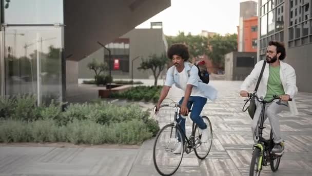 Erkek Arkadaş Şehirde Bisikletle Çalışacaklar Sağlıklı Şehir Hayatı — Stok video