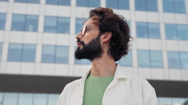 Porträtt Ung Självsäker Latinamerikansk Man Med Glasögon Och Skägg Staden — Stockvideo