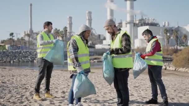 Группа Людей Работающих Вместе Очистки Промышленных Отходов Берегу Реки Охрана — стоковое видео