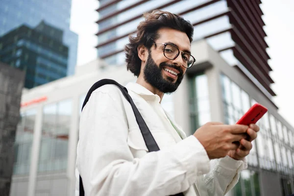 Portrait Confident Man Eyeglasses Beard Using Cell Phone City — Stockfoto