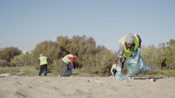 Woman Cleaning Beach Together Volunteers Collecting Industrial Plastic Waste River — 图库视频影像