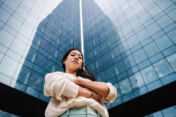 Muotokuva Nuorten Luottavainen Aasialainen Ammatillinen Liiketoiminnan Nainen Kädet Ristissä Ulkopuolella — kuvapankkivalokuva