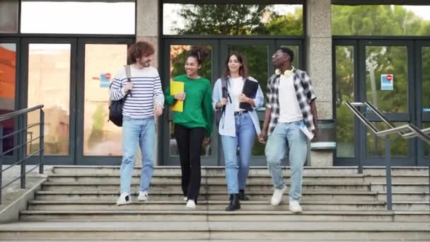 International College Student Friends Talking Walking Out University Stairway — Αρχείο Βίντεο