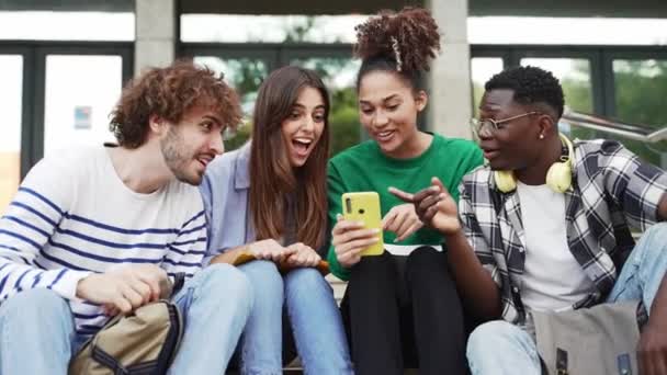 Ομάδα Φίλων Φοιτητών Πανεπιστημίου Που Κάθονται Μαζί Χρησιμοποιώντας Κινητά Τηλέφωνα — Αρχείο Βίντεο