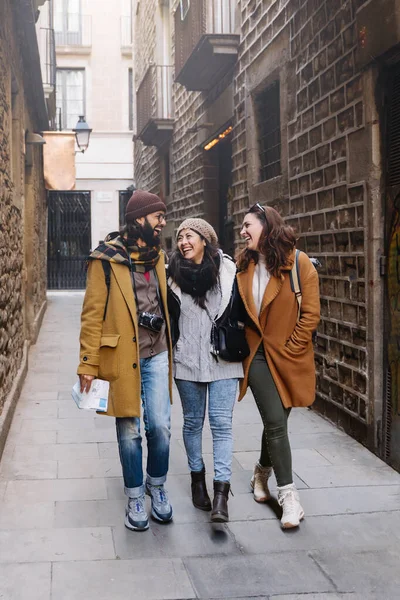 Three Tourist Friends Walking European City Old Town Happy Sightseeing — kuvapankkivalokuva