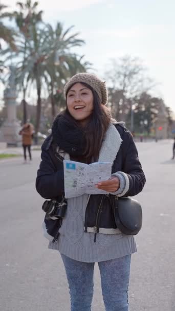 Подорожі Азіатська Туристична Жінка Оглядовий Майданчик Тримає Карту Міста Зимові — стокове відео