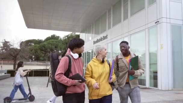 Счастливая Студентка Университета Афроамериканские Азиатские Друзья Гуляют Разговаривают После Уроков — стоковое видео