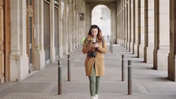 Ung Turistkvinne Som Sjekker Kart Mobilgps Appen Besøker Historisk Europeisk – stockvideo