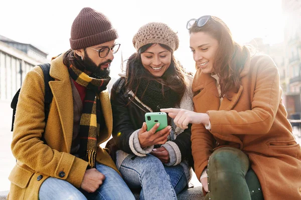 Group Friends Sitting Together Using Mobile Phone Share Content Social – stockfoto