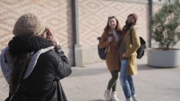Traveling Couple Friends Having Fun Posing Taking Funny Photo Portraits — Stock video