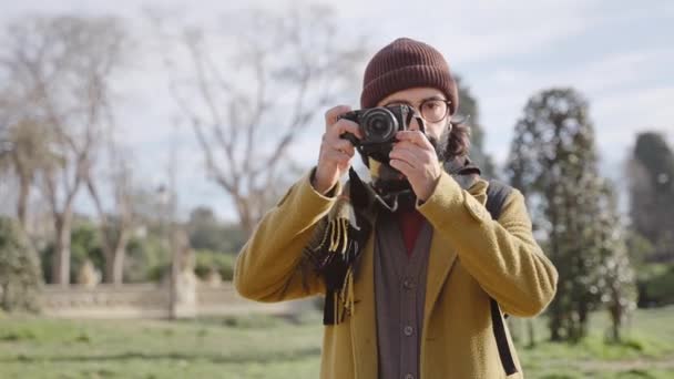 Traveler Man Photographer Wearing Beanie Scarf Taking Photo Winter Vacation — Stock video