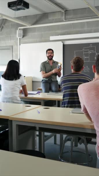 High School Teacher Explaining Tech Teenager Students Learning Electronics Course — Vídeos de Stock