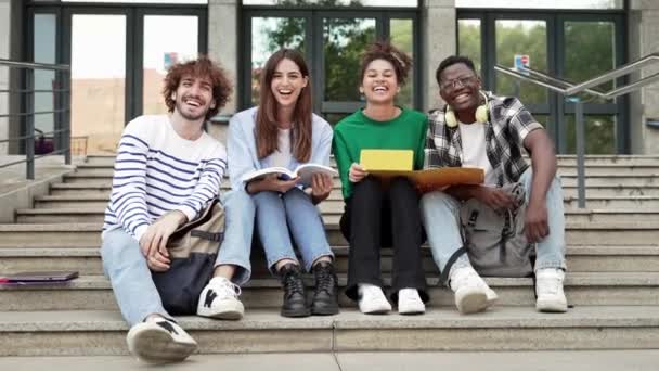 Νέοι Φοιτητές Χαμογελούν Καθισμένοι Στις Σκάλες Του Πανεπιστημίου Φοιτητές Ευτυχισμένοι — Αρχείο Βίντεο