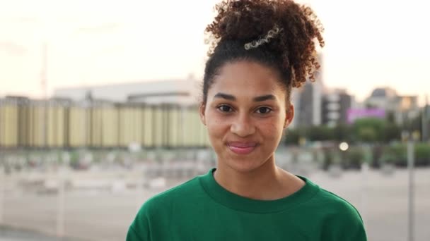 Beautiful African American Young Woman Freckles Smiling Looking Camera Confident — Stock Video