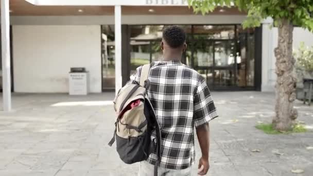 Estudiante Africano Caminando Hacia Edificio Del Campus Universitario Feliz Sonriente — Vídeo de stock