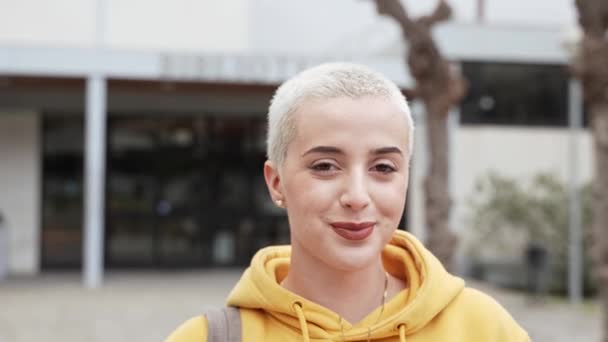 Γυναικείο Πανεπιστήμιο Φοιτητής Ξανθά Κοντά Ξυρισμένα Μαλλιά Χαμογελώντας Πορτρέτο Νεαρή — Αρχείο Βίντεο