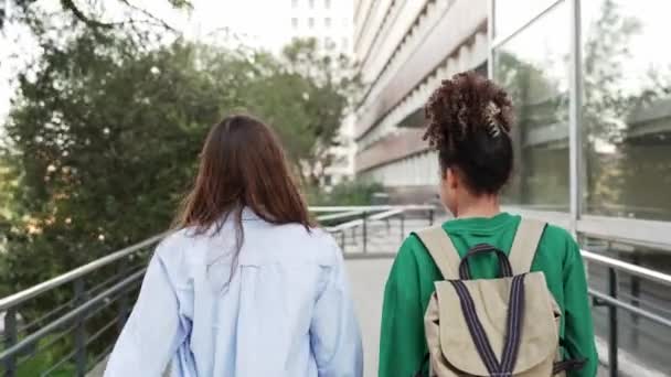 Vista Trasera Dos Amigas Estudiantes Caminando Juntas Yendo Universidad — Vídeo de stock