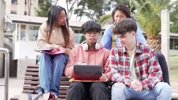 Junge Asiatische Studentin Arbeitet Mit Universitätsfreunden Laptop Auf Dem College — Stockvideo