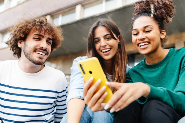 University Student Friends Using Mobile Phone Together Share Content Social – stockfoto