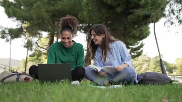 Üniversite Öğrencisi Kız Arkadaşlar Kampüs Çimlerinde Dizüstü Bilgisayarla Çalışıp Birlikte — Stok video