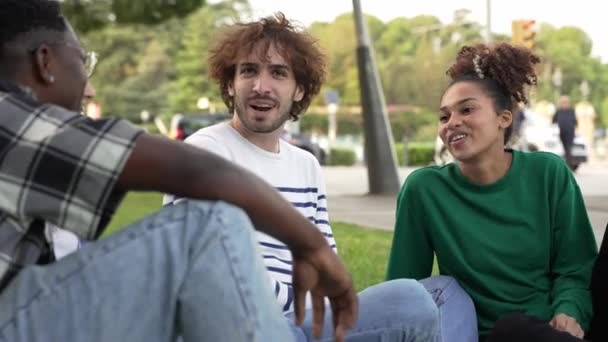 Junge Freunde Sitzen Auf Dem Gras Unterhalten Sich Und Teilen — Stockvideo