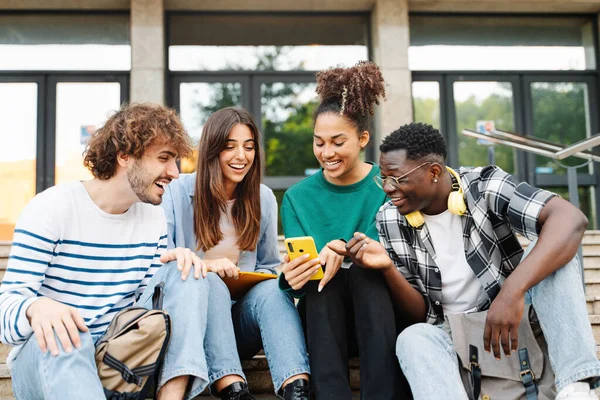 Group Young Friends Sitting Together Using Mobile Phones Share Content – stockfoto