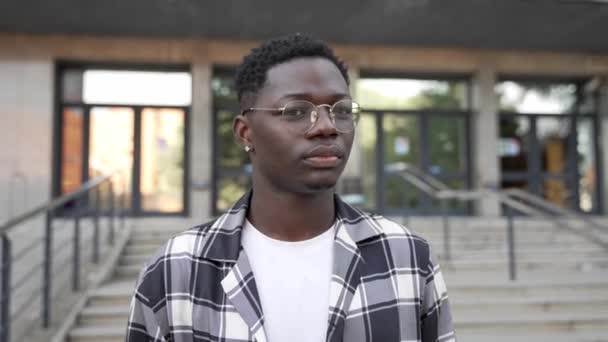 Porträtt Ung Glad Afrikansk Man Med Glasögon Leende Tittar Kameran — Stockvideo
