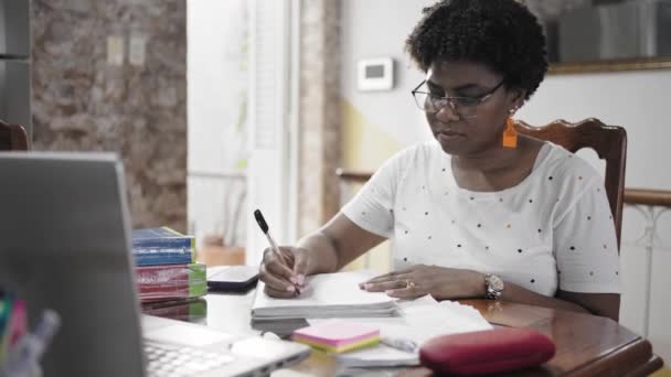 Musta Nainen Kirjoittaa Muistiinpanoja Opiskelee Kotona Aikuinen Opiskelija Tekee Kotitehtäviä — kuvapankkivideo