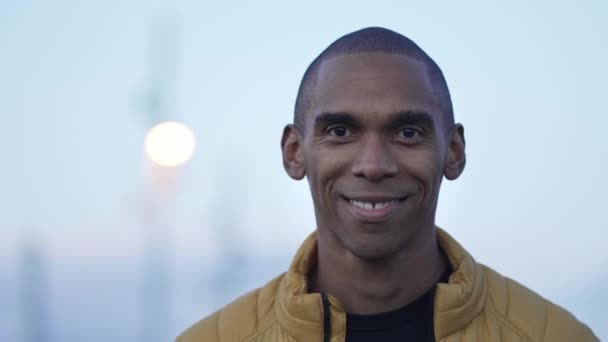 Akşam Karanlığında Şehirde Sarı Ceketli Afro Amerikan Bir Adam Var — Stok video