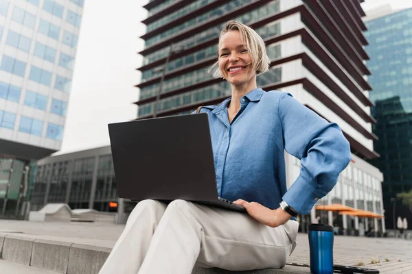 Portrait Smiling Blond Business Woman Working Laptop Sitting Office Building – stockfoto