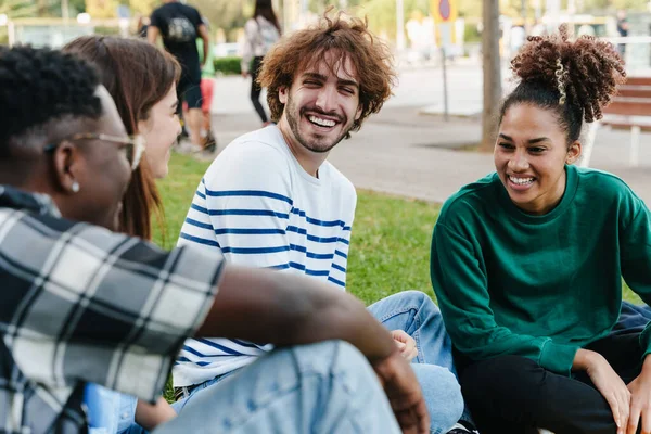 Nuoret Ystävät Istuvat Nurmikolla Puhuvat Jakavat Onnellisia Hyviä Aikoja Keskittyä — kuvapankkivalokuva