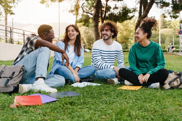 University Student Friends Sitting Grass Talking College Campus African American – stockfoto