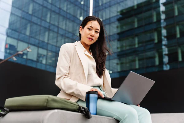 Muotokuva Nuorten Aasian Tyylikäs Business Woman Työskentelee Kannettavan Tietokoneen Etsivät — kuvapankkivalokuva
