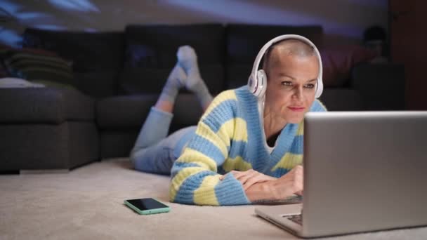 Модна Усміхнена Жінка Дивиться Онлайн Серіал Своєму Ноутбуці Вдома Використовуючи — стокове відео