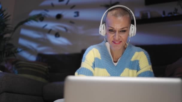 Щаслива Жінка Голим Волоссям Дивиться Смішні Відео Серії Ноутбук Вдома — стокове відео