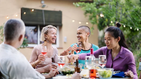Naiset Ystävät Hauskaa Illallisella Puhuminen Syöminen Terveellistä Ruokaa Nauttia Aikaa — kuvapankkivalokuva
