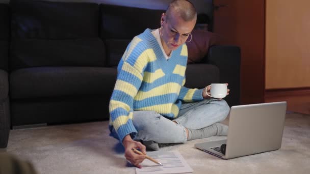 家庭で夜遅くにノートパソコンで働く女性家庭内経済を計画する公共料金のチェック — ストック動画
