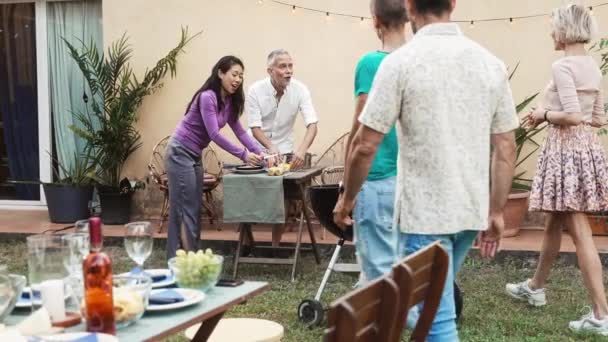 来参加烧烤庆祝活动的朋友们 在家乡花园欢度夏日的友谊聚会 — 图库视频影像